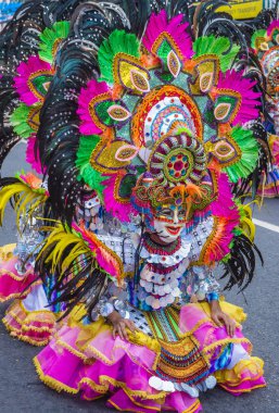 Bacolod, Filipinler - Ekim 28: Katılımcı Bacolod Filipinler üzerinde 28 Ekim 2018 Masskara Festivali. Ekim ayının dördüncü her Pazar günü düzenlenen bir yıllık festival Masskara olduğunu