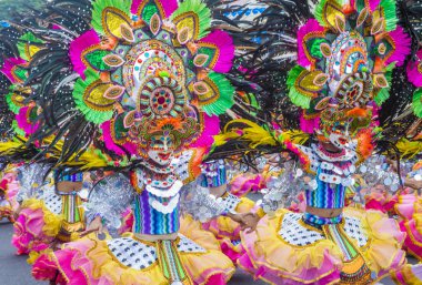 Bacolod, Filipinler - Ekim 28: Katılımcılar üzerinde 28 Ekim 2018 Bacolod Filipinler Masskara Festivali. Ekim ayının dördüncü her Pazar günü düzenlenen bir yıllık festival Masskara olduğunu