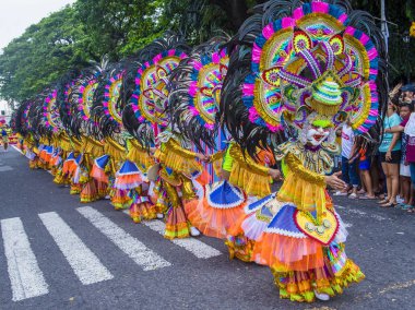 Bacolod, Filipinler - Ekim 28: Katılımcılar üzerinde 28 Ekim 2018 Bacolod Filipinler Masskara Festivali. Ekim ayının dördüncü her Pazar günü düzenlenen bir yıllık festival Masskara olduğunu