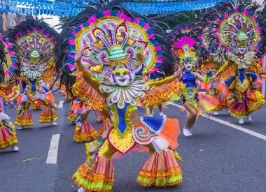 Bacolod, Filipinler - Ekim 28: Katılımcılar üzerinde 28 Ekim 2018 Bacolod Filipinler Masskara Festivali. Ekim ayının dördüncü her Pazar günü düzenlenen bir yıllık festival Masskara olduğunu