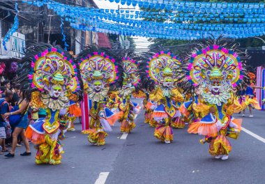 Bacolod, Filipinler - Ekim 28: Katılımcılar üzerinde 28 Ekim 2018 Bacolod Filipinler Masskara Festivali. Ekim ayının dördüncü her Pazar günü düzenlenen bir yıllık festival Masskara olduğunu