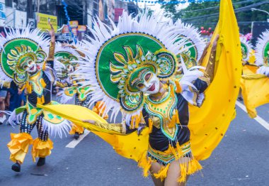 Bacolod, Filipinler - Ekim 28: Katılımcılar üzerinde 28 Ekim 2018 Bacolod Filipinler Masskara Festivali. Ekim ayının dördüncü her Pazar günü düzenlenen bir yıllık festival Masskara olduğunu