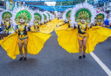 Bacolod, Filipinler - Ekim 28: Katılımcılar üzerinde 28 Ekim 2018 Bacolod Filipinler Masskara Festivali. Ekim ayının dördüncü her Pazar günü düzenlenen bir yıllık festival Masskara olduğunu