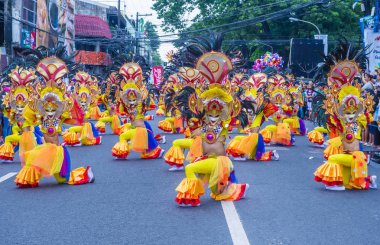 Bacolod, Filipinler - Ekim 28: Katılımcılar üzerinde 28 Ekim 2018 Bacolod Filipinler Masskara Festivali. Ekim ayının dördüncü her Pazar günü düzenlenen bir yıllık festival Masskara olduğunu