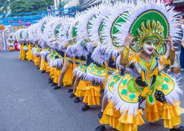 Bacolod, Filipinler - Ekim 28: Katılımcılar üzerinde 28 Ekim 2018 Bacolod Filipinler Masskara Festivali. Ekim ayının dördüncü her Pazar günü düzenlenen bir yıllık festival Masskara olduğunu