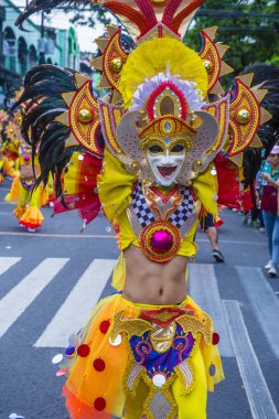 Bacolod, Filipinler - Ekim 28: Katılımcılar üzerinde 28 Ekim 2018 Bacolod Filipinler Masskara Festivali. Ekim ayının dördüncü her Pazar günü düzenlenen bir yıllık festival Masskara olduğunu
