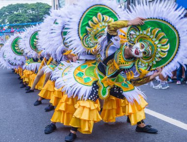 Bacolod, Filipinler - Ekim 28: Katılımcılar üzerinde 28 Ekim 2018 Bacolod Filipinler Masskara Festivali. Ekim ayının dördüncü her Pazar günü düzenlenen bir yıllık festival Masskara olduğunu