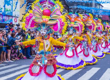Bacolod, Filipinler - Ekim 28: Katılımcılar üzerinde 28 Ekim 2018 Bacolod Filipinler Masskara Festivali. Ekim ayının dördüncü her Pazar günü düzenlenen bir yıllık festival Masskara olduğunu