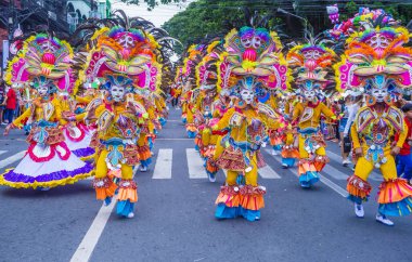 Bacolod, Filipinler - Ekim 28: Katılımcılar üzerinde 28 Ekim 2018 Bacolod Filipinler Masskara Festivali. Ekim ayının dördüncü her Pazar günü düzenlenen bir yıllık festival Masskara olduğunu