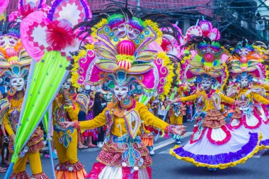 Bacolod, Filipinler - Ekim 28: Katılımcılar üzerinde 28 Ekim 2018 Bacolod Filipinler Masskara Festivali. Ekim ayının dördüncü her Pazar günü düzenlenen bir yıllık festival Masskara olduğunu