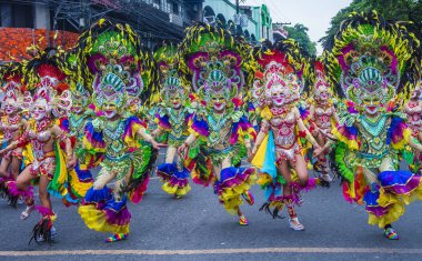 Bacolod, Filipinler - Ekim 28: Katılımcılar üzerinde 28 Ekim 2018 Bacolod Filipinler Masskara Festivali. Ekim ayının dördüncü her Pazar günü düzenlenen bir yıllık festival Masskara olduğunu