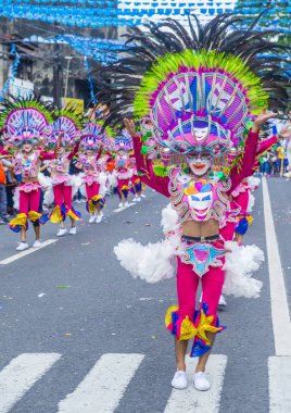 Bacolod, Filipinler - Ekim 28: Katılımcılar üzerinde 28 Ekim 2018 Bacolod Filipinler Masskara Festivali. Ekim ayının dördüncü her Pazar günü düzenlenen bir yıllık festival Masskara olduğunu