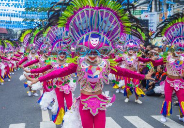 Bacolod, Filipinler - Ekim 28: Katılımcılar üzerinde 28 Ekim 2018 Bacolod Filipinler Masskara Festivali. Ekim ayının dördüncü her Pazar günü düzenlenen bir yıllık festival Masskara olduğunu