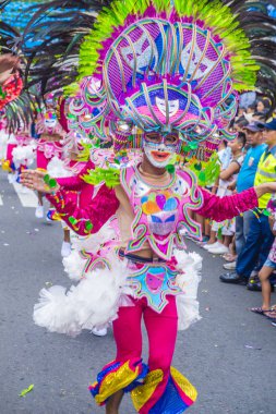 Bacolod, Filipinler - Ekim 28: Katılımcılar üzerinde 28 Ekim 2018 Bacolod Filipinler Masskara Festivali. Ekim ayının dördüncü her Pazar günü düzenlenen bir yıllık festival Masskara olduğunu