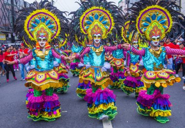 Bacolod, Filipinler - Ekim 28: Katılımcılar üzerinde 28 Ekim 2018 Bacolod Filipinler Masskara Festivali. Ekim ayının dördüncü her Pazar günü düzenlenen bir yıllık festival Masskara olduğunu