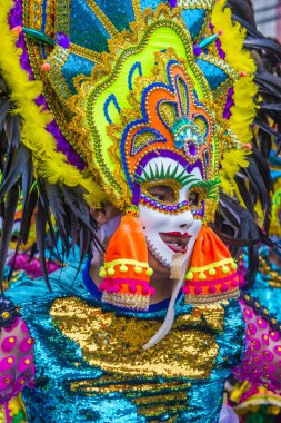 Bacolod, Filipinler - Ekim 28: Katılımcı Bacolod Filipinler üzerinde 28 Ekim 2018 Masskara Festivali. Ekim ayının dördüncü her Pazar günü düzenlenen bir yıllık festival Masskara olduğunu