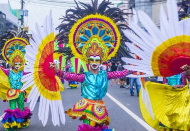 Bacolod, Filipinler - Ekim 28: Katılımcı Bacolod Filipinler üzerinde 28 Ekim 2018 Masskara Festivali. Ekim ayının dördüncü her Pazar günü düzenlenen bir yıllık festival Masskara olduğunu