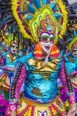 Bacolod, Filipinler - Ekim 28: Katılımcı Bacolod Filipinler üzerinde 28 Ekim 2018 Masskara Festivali. Ekim ayının dördüncü her Pazar günü düzenlenen bir yıllık festival Masskara olduğunu