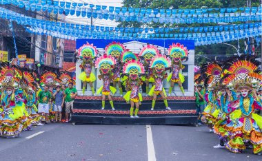 Bacolod, Filipinler - Ekim 28: Katılımcılar üzerinde 28 Ekim 2018 Bacolod Filipinler Masskara Festivali. Ekim ayının dördüncü her Pazar günü düzenlenen bir yıllık festival Masskara olduğunu