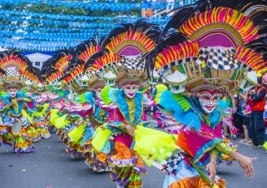 Bacolod, Filipinler - Ekim 28: Katılımcılar üzerinde 28 Ekim 2018 Bacolod Filipinler Masskara Festivali. Ekim ayının dördüncü her Pazar günü düzenlenen bir yıllık festival Masskara olduğunu