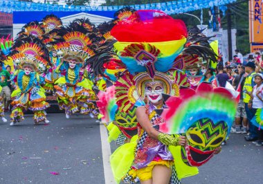 Bacolod, Filipinler - Ekim 28: Katılımcılar üzerinde 28 Ekim 2018 Bacolod Filipinler Masskara Festivali. Ekim ayının dördüncü her Pazar günü düzenlenen bir yıllık festival Masskara olduğunu