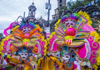 Bacolod, Filipinler - Ekim 28: Katılımcılar üzerinde 28 Ekim 2018 Bacolod Filipinler Masskara Festivali. Ekim ayının dördüncü her Pazar günü düzenlenen bir yıllık festival Masskara olduğunu
