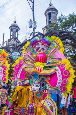 Bacolod, Filipinler - Ekim 28: Katılımcı Bacolod Filipinler üzerinde 28 Ekim 2018 Masskara Festivali. Ekim ayının dördüncü her Pazar günü düzenlenen bir yıllık festival Masskara olduğunu