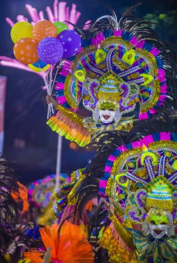 Bacolod, Filipinler - Ekim 28: Katılımcı Bacolod Filipinler üzerinde 28 Ekim 2018 Masskara Festivali. Ekim ayının dördüncü her Pazar günü düzenlenen bir yıllık festival Masskara olduğunu