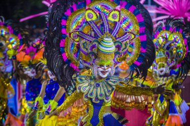 Bacolod, Filipinler - Ekim 28: Katılımcılar üzerinde 28 Ekim 2018 Bacolod Filipinler Masskara Festivali. Ekim ayının dördüncü her Pazar günü düzenlenen bir yıllık festival Masskara olduğunu