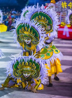 Bacolod, Filipinler - Ekim 28: Katılımcılar üzerinde 28 Ekim 2018 Bacolod Filipinler Masskara Festivali. Ekim ayının dördüncü her Pazar günü düzenlenen bir yıllık festival Masskara olduğunu