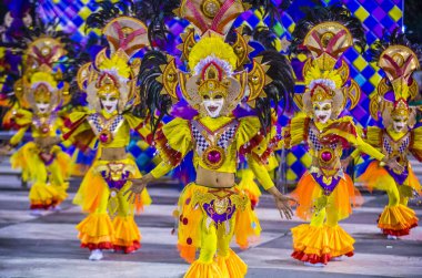Bacolod, Filipinler - Ekim 28: Katılımcılar üzerinde 28 Ekim 2018 Bacolod Filipinler Masskara Festivali. Ekim ayının dördüncü her Pazar günü düzenlenen bir yıllık festival Masskara olduğunu