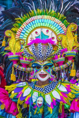 Bacolod, Filipinler - Ekim 28: Katılımcı Bacolod Filipinler üzerinde 28 Ekim 2018 Masskara Festivali. Ekim ayının dördüncü her Pazar günü düzenlenen bir yıllık festival Masskara olduğunu