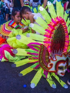 Bacolod, Filipinler - Ekim 28: Katılımcılar üzerinde 28 Ekim 2018 Bacolod Filipinler Masskara Festivali. Ekim ayının dördüncü her Pazar günü düzenlenen bir yıllık festival Masskara olduğunu