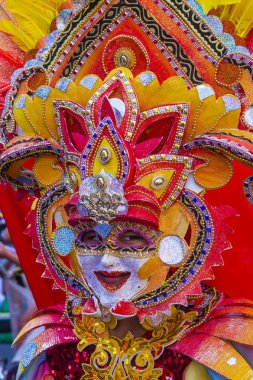 Bacolod, Filipinler - Ekim 28: Katılımcı Bacolod Filipinler üzerinde 28 Ekim 2018 Masskara Festivali. Ekim ayının dördüncü her Pazar günü düzenlenen bir yıllık festival Masskara olduğunu