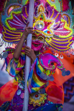 Bacolod, Filipinler - Ekim 28: Katılımcı Bacolod Filipinler üzerinde 28 Ekim 2018 Masskara Festivali. Ekim ayının dördüncü her Pazar günü düzenlenen bir yıllık festival Masskara olduğunu