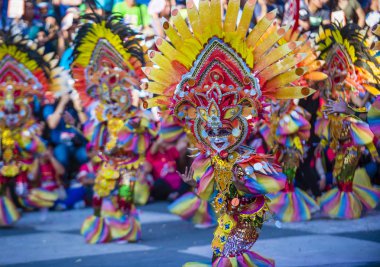 Bacolod, Filipinler - Ekim 28: Katılımcılar üzerinde 28 Ekim 2018 Bacolod Filipinler Masskara Festivali. Ekim ayının dördüncü her Pazar günü düzenlenen bir yıllık festival Masskara olduğunu