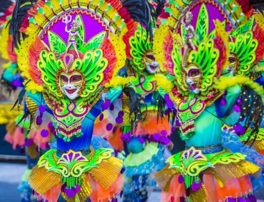 Bacolod, Filipinler - Ekim 28: Katılımcılar üzerinde 28 Ekim 2018 Bacolod Filipinler Masskara Festivali. Ekim ayının dördüncü her Pazar günü düzenlenen bir yıllık festival Masskara olduğunu