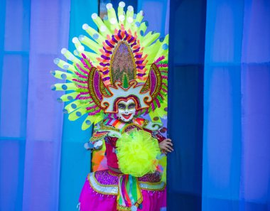 Bacolod, Filipinler - Ekim 28: Katılımcı Bacolod Filipinler üzerinde 28 Ekim 2018 Masskara Festivali. Ekim ayının dördüncü her Pazar günü düzenlenen bir yıllık festival Masskara olduğunu