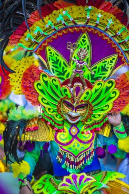 Bacolod, Filipinler - Ekim 28: Katılımcı Bacolod Filipinler üzerinde 28 Ekim 2018 Masskara Festivali. Ekim ayının dördüncü her Pazar günü düzenlenen bir yıllık festival Masskara olduğunu