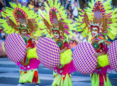 Bacolod, Filipinler - Ekim 28: Katılımcılar üzerinde 28 Ekim 2018 Bacolod Filipinler Masskara Festivali. Ekim ayının dördüncü her Pazar günü düzenlenen bir yıllık festival Masskara olduğunu