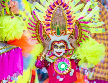 Bacolod, Filipinler - Ekim 28: Katılımcı Bacolod Filipinler üzerinde 28 Ekim 2018 Masskara Festivali. Ekim ayının dördüncü her Pazar günü düzenlenen bir yıllık festival Masskara olduğunu