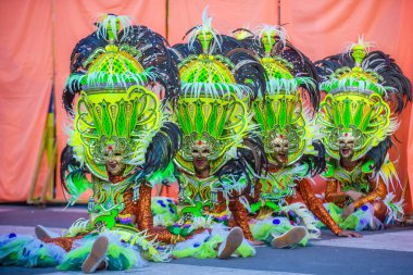 Bacolod, Filipinler - Ekim 28: Katılımcılar üzerinde 28 Ekim 2018 Bacolod Filipinler Masskara Festivali. Ekim ayının dördüncü her Pazar günü düzenlenen bir yıllık festival Masskara olduğunu