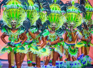 Bacolod, Filipinler - Ekim 28: Katılımcılar üzerinde 28 Ekim 2018 Bacolod Filipinler Masskara Festivali. Ekim ayının dördüncü her Pazar günü düzenlenen bir yıllık festival Masskara olduğunu