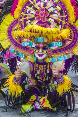 Bacolod, Filipinler - Ekim 28: Katılımcı Bacolod Filipinler üzerinde 28 Ekim 2018 Masskara Festivali. Ekim ayının dördüncü her Pazar günü düzenlenen bir yıllık festival Masskara olduğunu