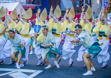 Tokyo - Ağustos 26: Katılımcılar Awa Odori Festivali, Tokyo, Japonya üzerinde 26 Ağustos 2018. AWA Odori Japonya'nın en büyük dans festivalidir