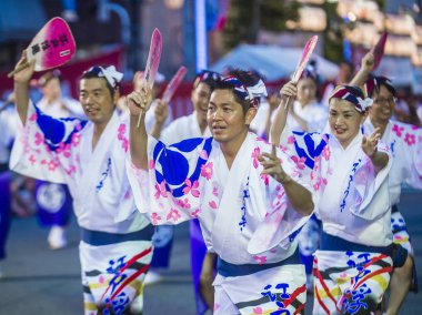 Tokyo - Ağustos 26: Katılımcılar Awa Odori Festivali, Tokyo, Japonya üzerinde 26 Ağustos 2018. AWA Odori Japonya'nın en büyük dans festivalidir