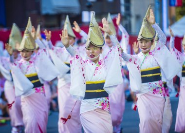 Tokyo - Ağustos 26: Katılımcılar Awa Odori Festivali, Tokyo, Japonya üzerinde 26 Ağustos 2018. AWA Odori Japonya'nın en büyük dans festivalidir
