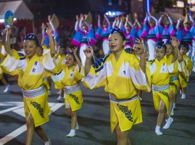Tokyo - Ağustos 26: Katılımcılar Awa Odori Festivali, Tokyo, Japonya üzerinde 26 Ağustos 2018. AWA Odori Japonya'nın en büyük dans festivalidir