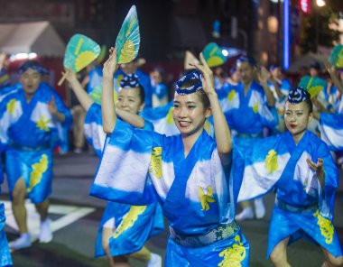 Tokyo - Ağustos 26: Katılımcılar Awa Odori Festivali, Tokyo, Japonya üzerinde 26 Ağustos 2018. AWA Odori Japonya'nın en büyük dans festivalidir