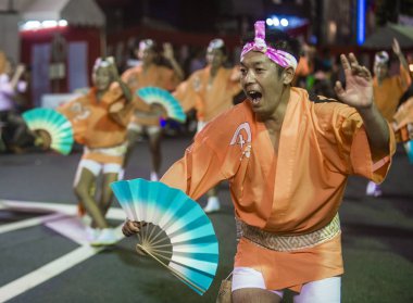 Tokyo - Ağustos 26: Katılımcılar Awa Odori Festivali, Tokyo, Japonya üzerinde 26 Ağustos 2018. AWA Odori Japonya'nın en büyük dans festivalidir